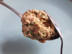 Löffel - Zucchini Karotten Puffer Anleitung Mehl kneten