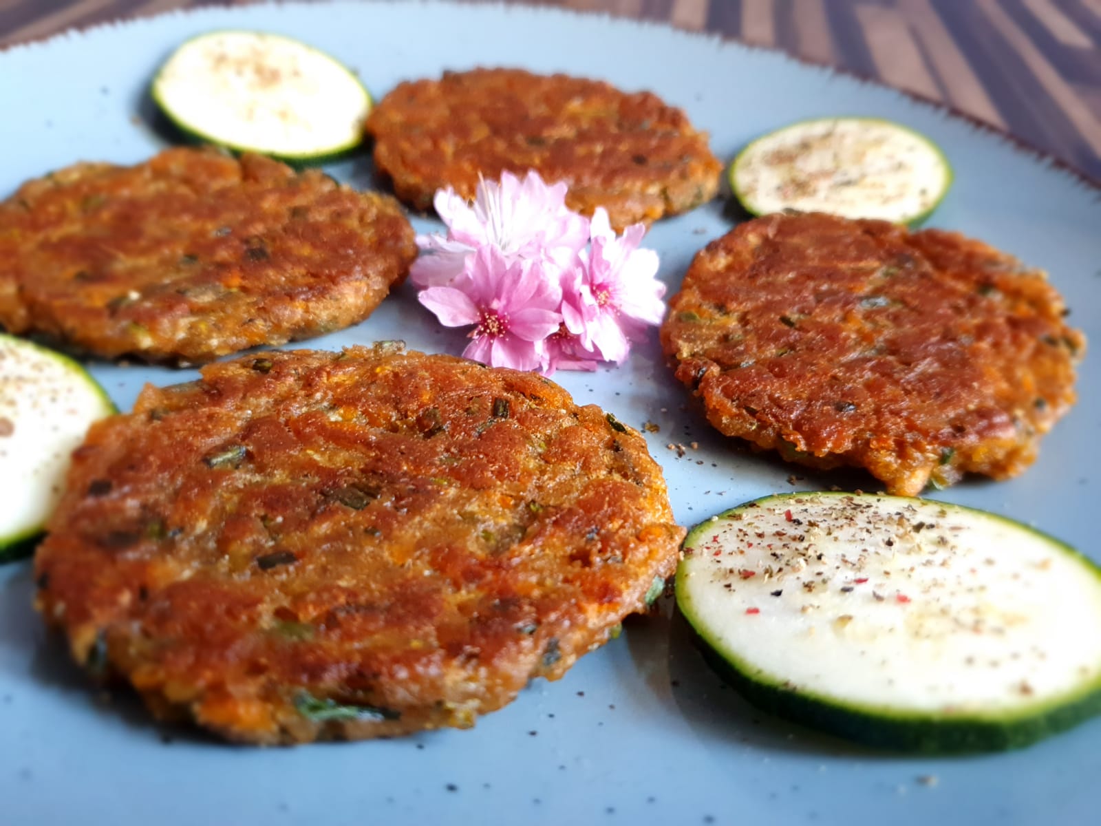 Zucchini-Karotten-Puffer (vegan) - zucchiniwelt.de