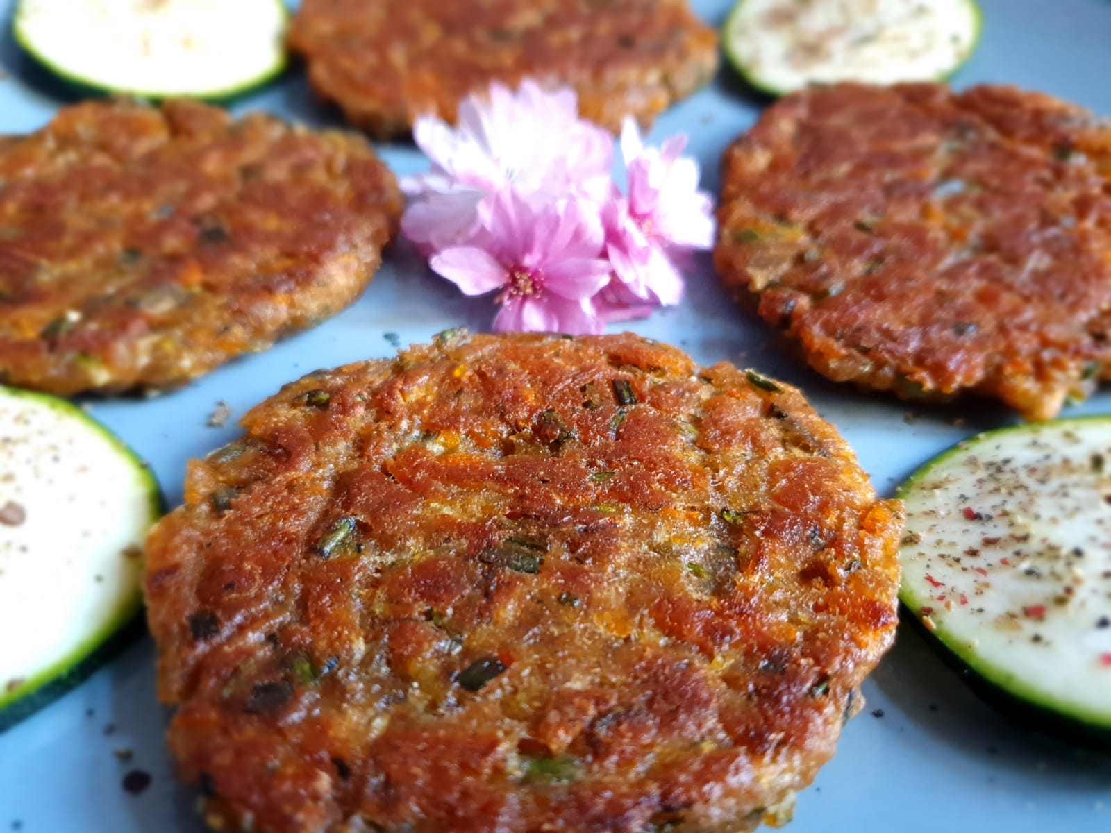 Zucchini-Karotten-Puffer (vegan) - zucchiniwelt.de