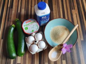 Panierte Zucchini mit Kräuterquark (vegetarisch)