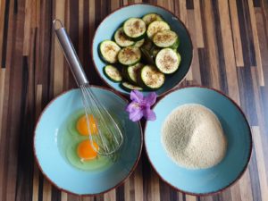 Panierte Zucchini mit Kräuterquark (vegetarisch)