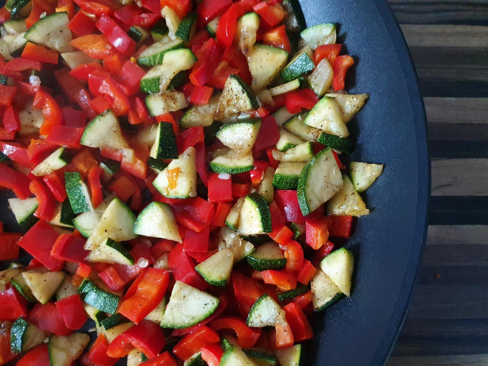 Zucchini-Paprika-Pfanne mit Reis (vegan) - zucchiniwelt.de