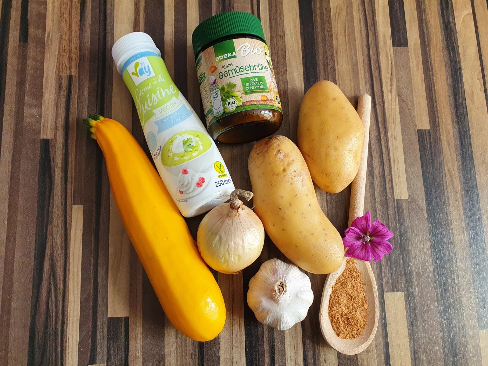 Gelbe Zucchini-Suppe (vegan)