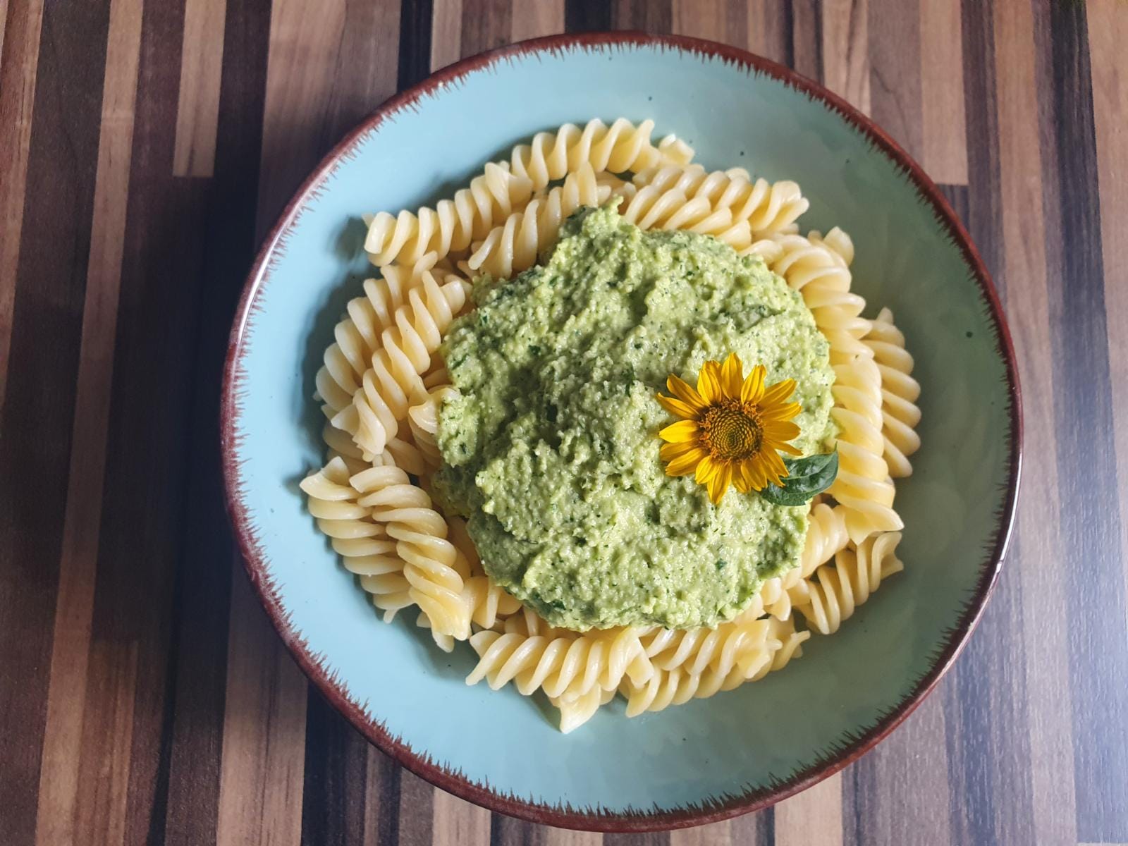 Zucchini-Pesto mit Fusilli Nudeln (vegan)