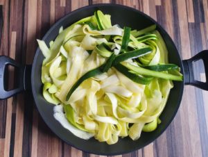 Zucchininudeln mit Linsen-Bolognese (vegan)