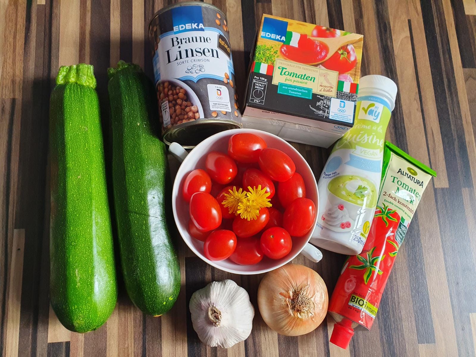 Zucchininudeln mit Linsen-Bolognese (vegan)