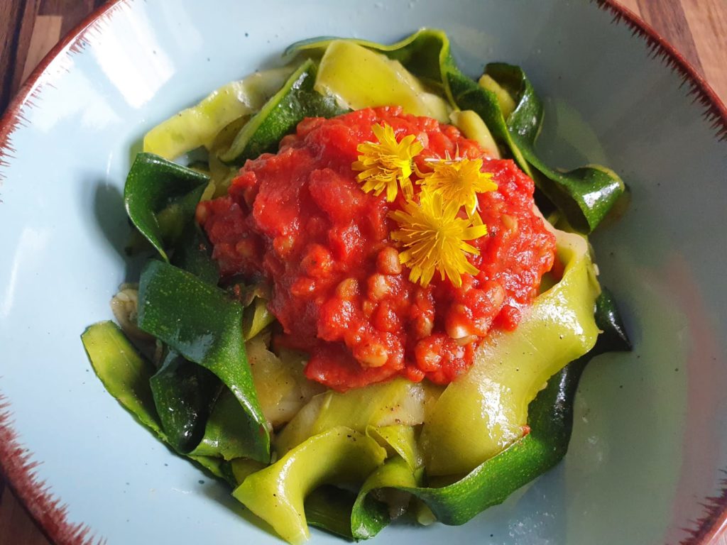 Zucchininudeln mit Linsen-Bolognese (vegan)