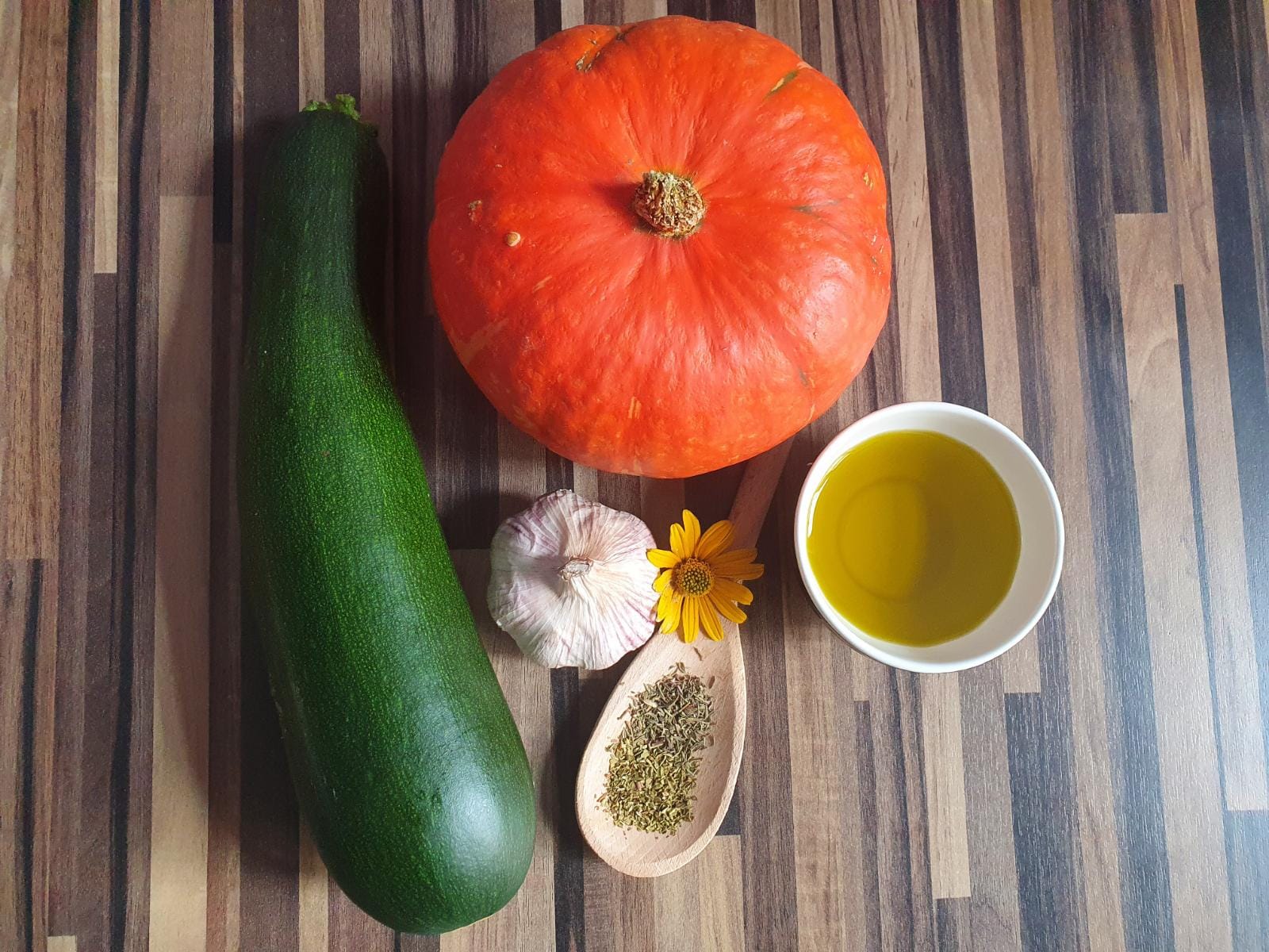 Marinierte Zucchini und Kürbis Boote (vegan)