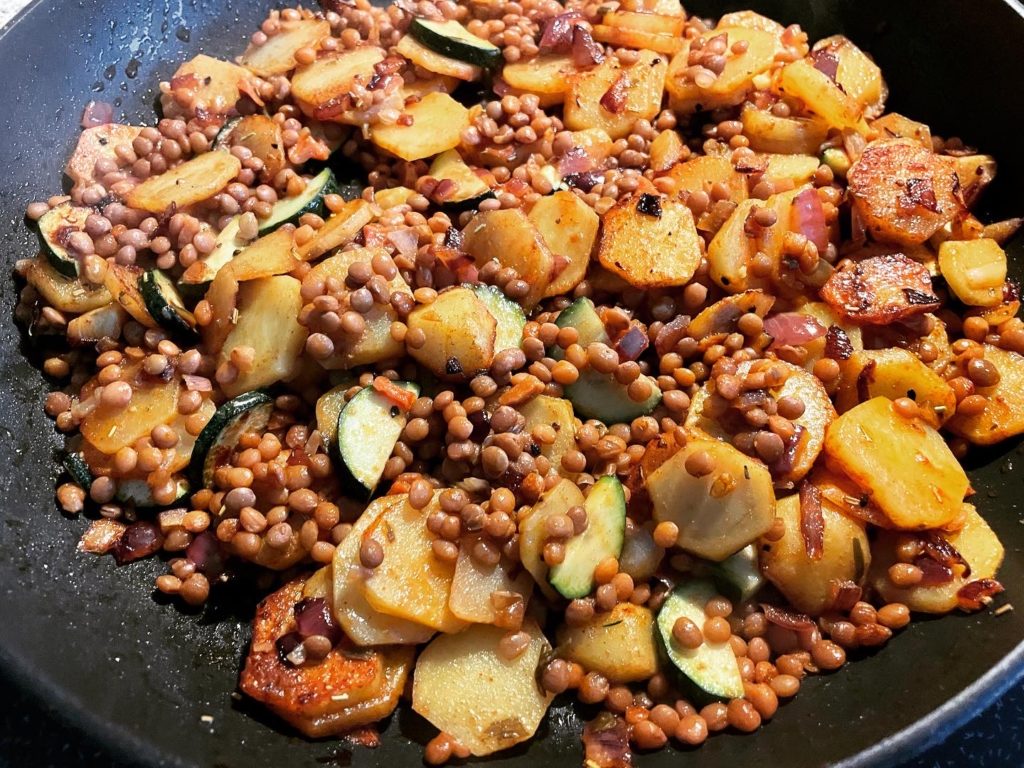 Bratkartoffeln mit Linsen und Zucchini