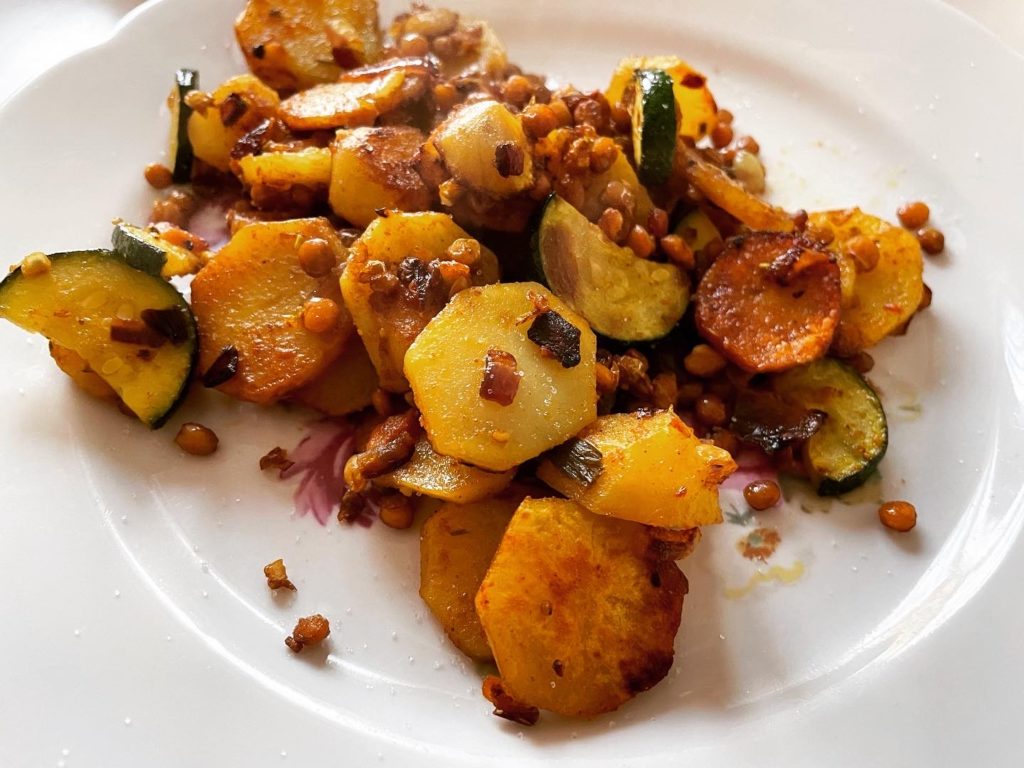 Bratkartoffeln mit Linsen und Zucchini