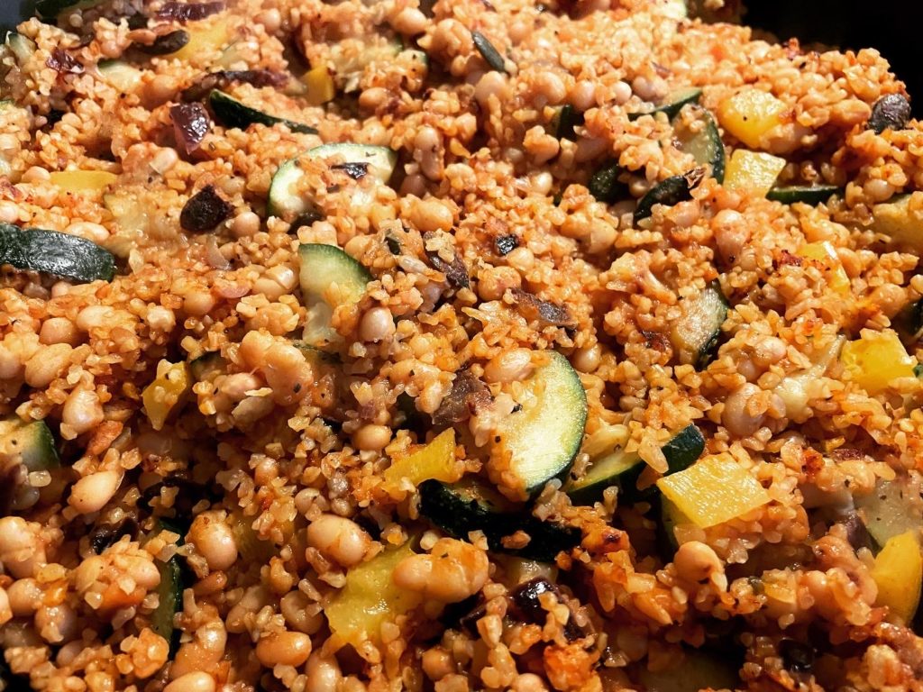 Bulgurpfanne mit weißen Bohnen & Zucchini