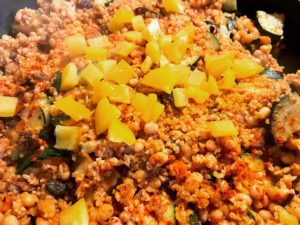 Bulgurpfanne mit weißen Bohnen & Zucchini