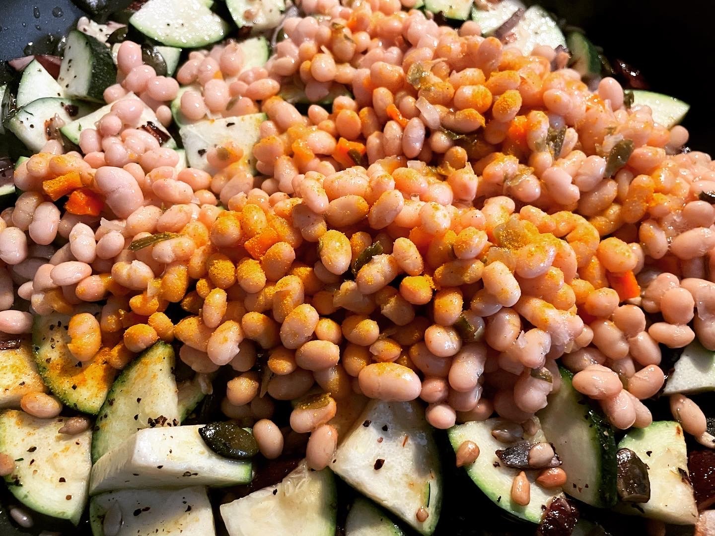 Bulgurpfanne mit weißen Bohnen (vegan) - zucchiniwelt.de