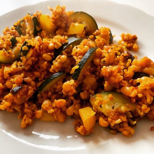 Bulgurpfanne mit weißen Bohnen & Zucchini