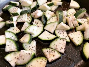 Rucola-Salat mit Haferflocken & Zucchini