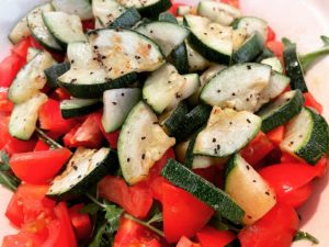 Rucola-Salat mit Haferflocken & Zucchini