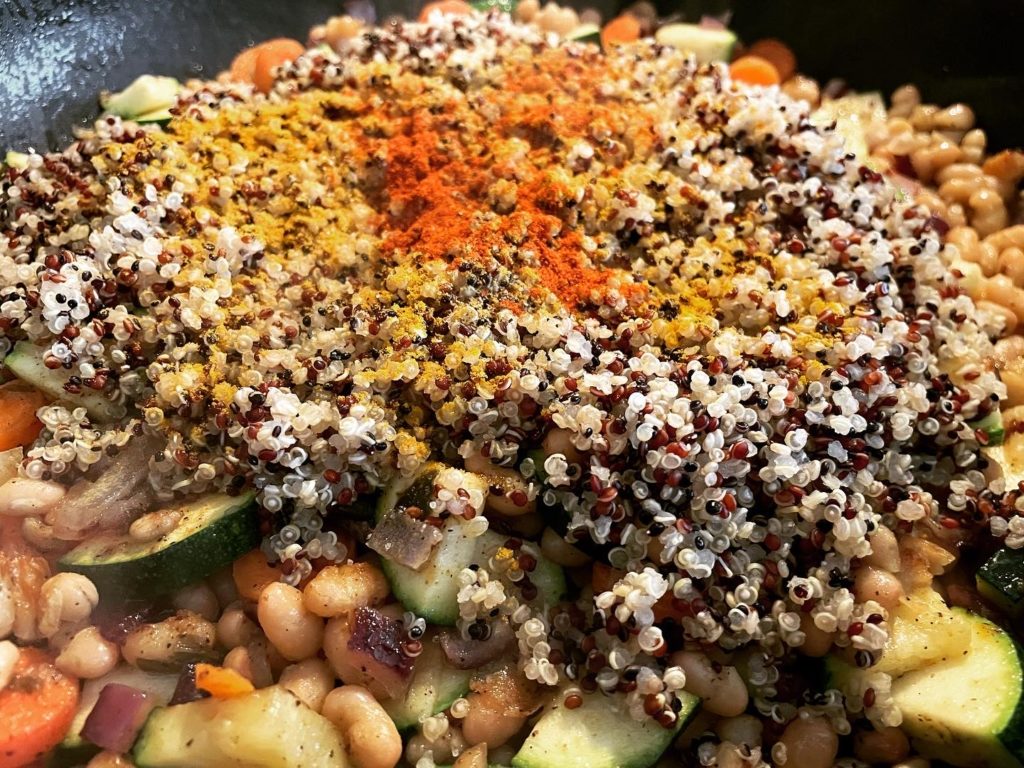 Quinoa mit Zucchini und weißen Bohnen