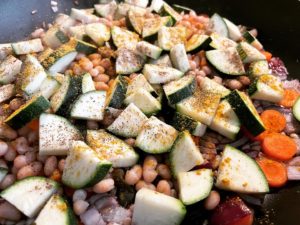 Quinoa mit Zucchini und weißen Bohnen