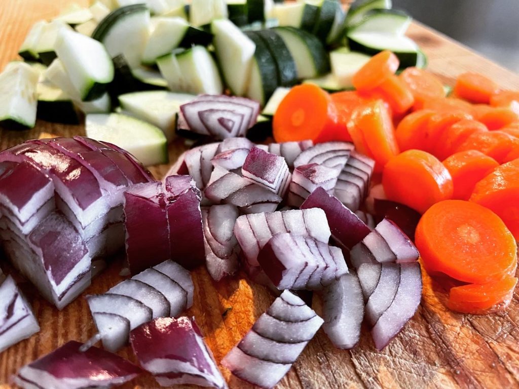 Zucchini, Zwiebel und Karotten geschnitten