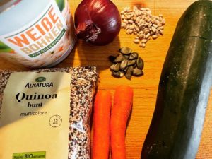 Quinoa mit Zucchini und weißen Bohnen