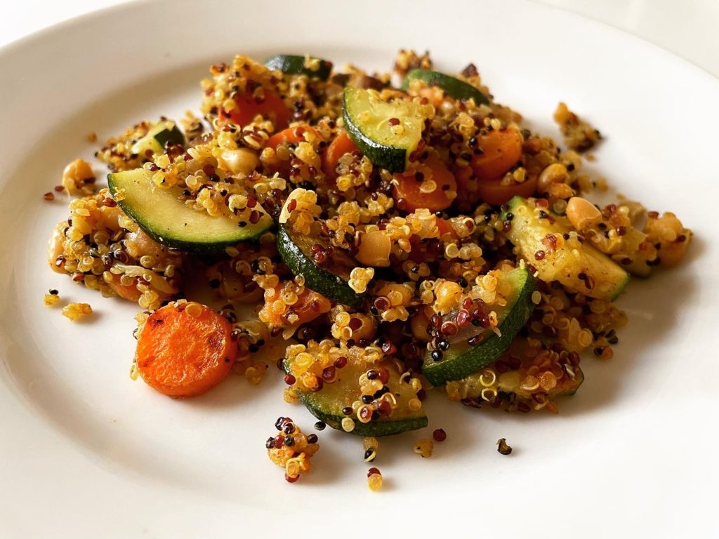 Quinoa mit Zucchini und weißen Bohnen