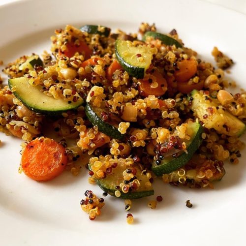 Quinoa mit Zucchini und weißen Bohnen