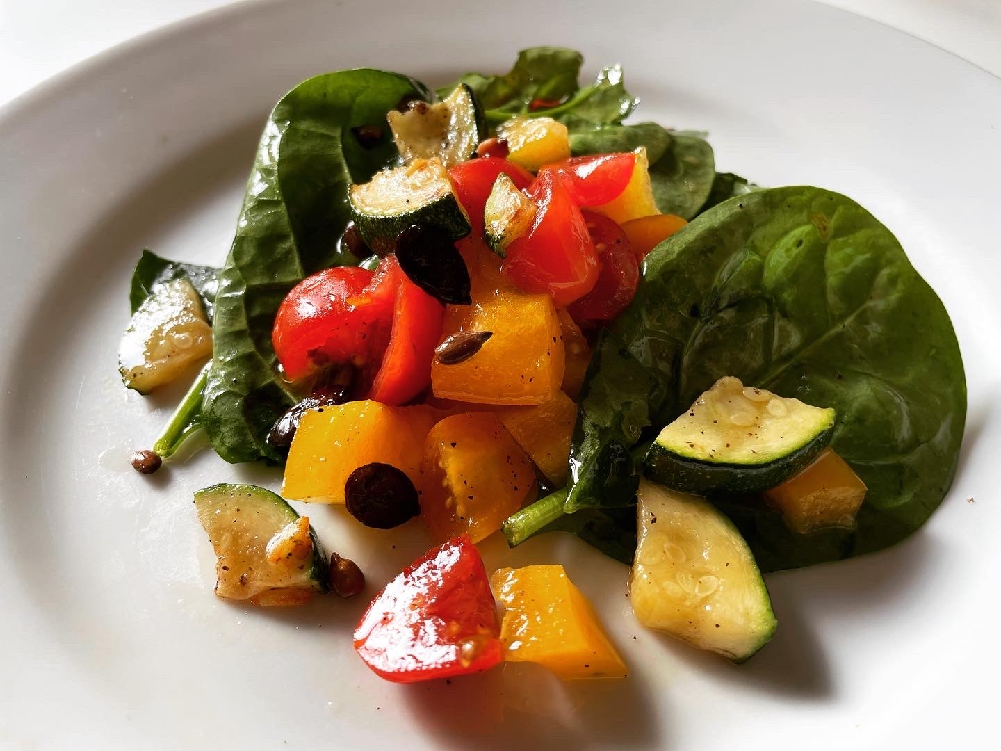 Spinatsalat mit Tomaten und Zucchini