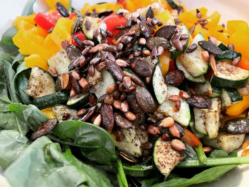 Spinatsalat mit Tomaten und Zucchini