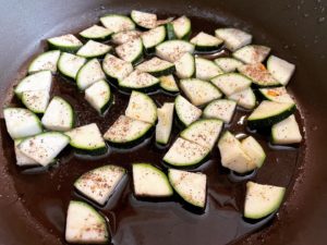 Spinatsalat mit Tomaten und Zucchini
