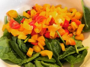 Spinatsalat mit Tomaten und Zucchini