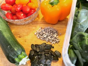 Spinatsalat mit Tomaten und Zucchini