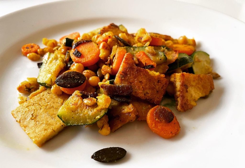 Tofu-Zucchini-Pfanne mit weißen Bohnen und Karotten