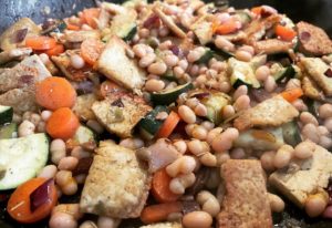 Tofu-Zucchini-Pfanne mit weißen Bohnen und Karotten