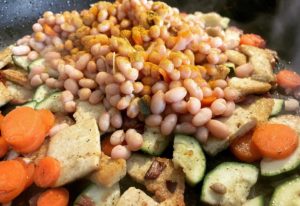 Tofu-Zucchini-Pfanne mit weißen Bohnen und Karotten