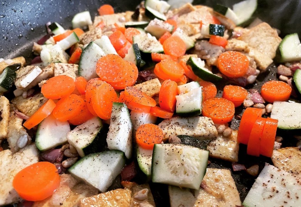 Zucchini, Karotten und Tofu in der Pfanne