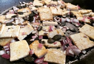 Tofu-Zucchini-Pfanne mit weiÃŸen Bohnen und Karotten