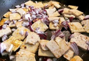 Tofu-Zucchini-Pfanne mit weißen Bohnen und Karotten