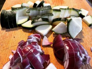 Weiße Bohnen mit Reis, Zucchini und Zwiebeln.