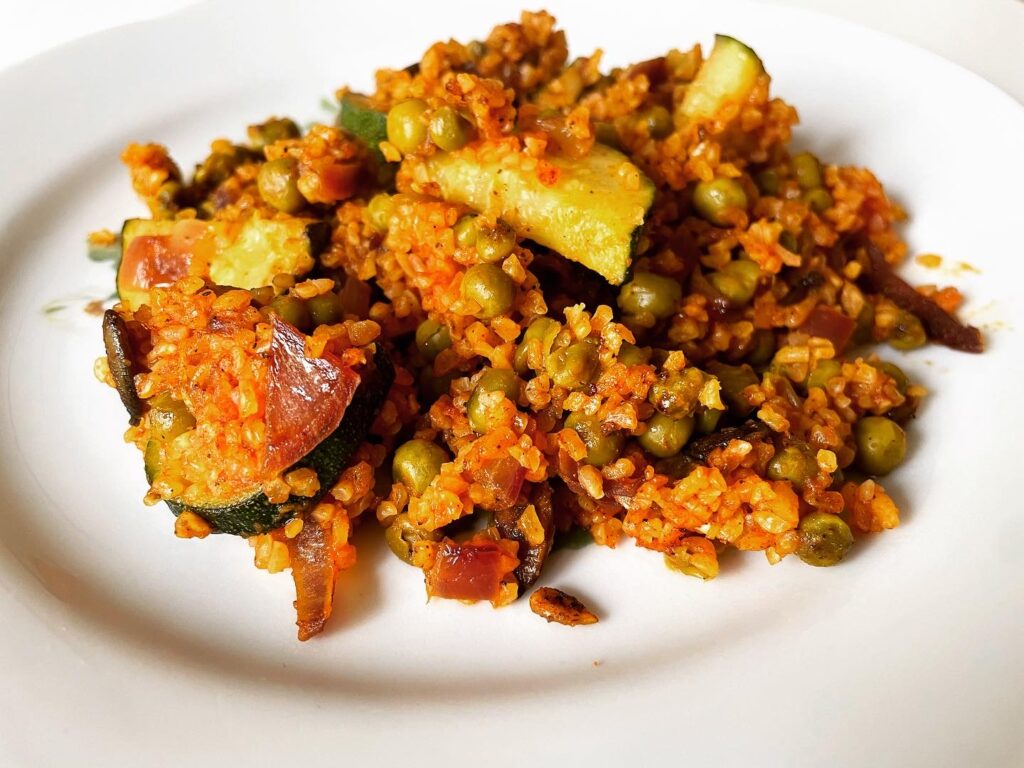 Bulgur mit Erbsen und Zucchini