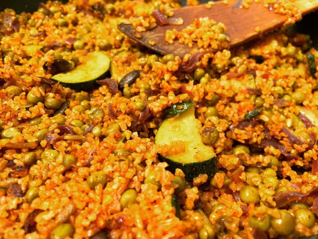 Bulgur mit Erbsen und Zucchini