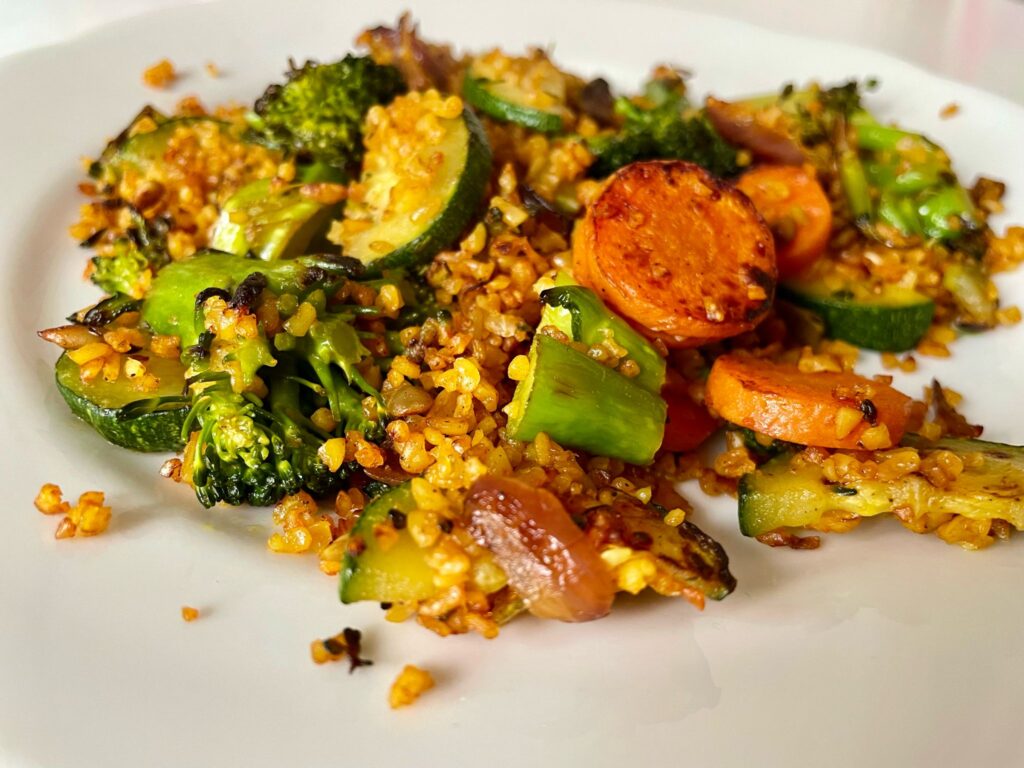 Brokkoli-Zucchini-Pfanne mit Bulgur & Karotten