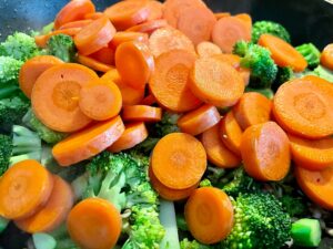 Brokkoli-Zucchini-Pfanne mit Bulgur & Karotten