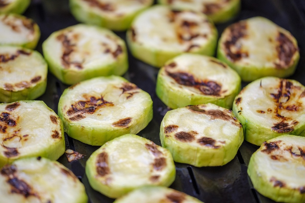 Zucchini würzen und braten
